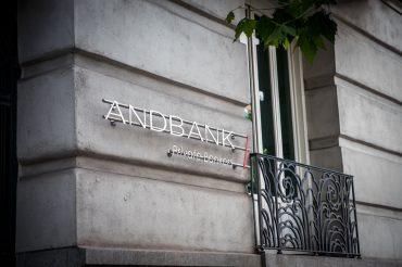 Andbank España sede Madrid logo y balcon