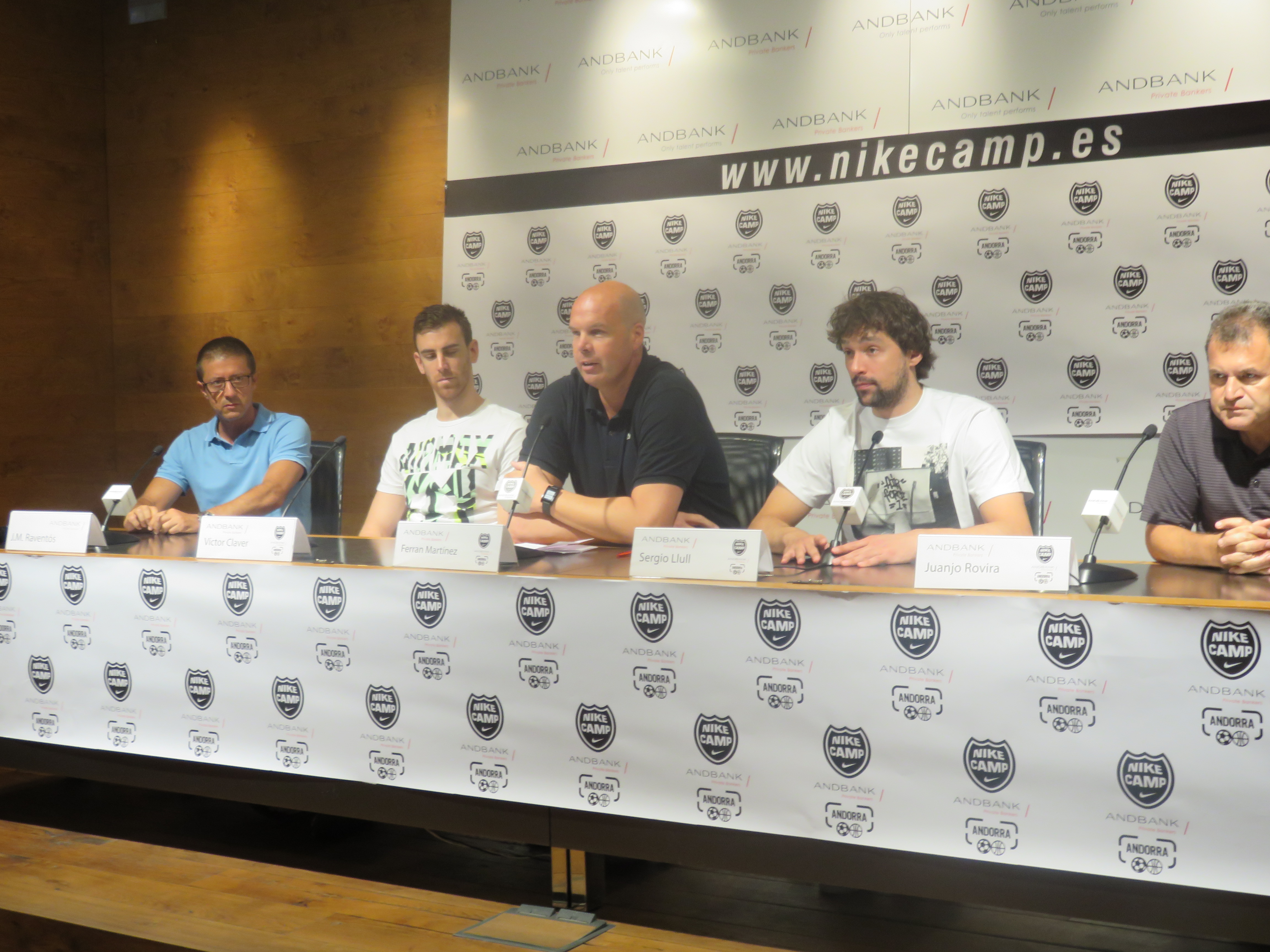 Marc Bartra, Sergio Llull y Víctor Claver en el Nike Camp Andbank en Andorra