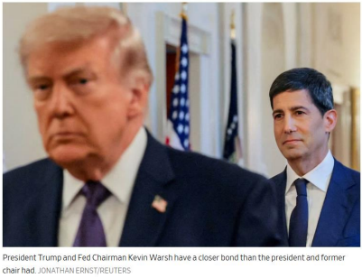 Donald Trump aparece en primer plano mientras, al fondo, Kevin Warsh observa en una estancia oficial, en una imagen utilizada para ilustrar la cercanía entre ambos.